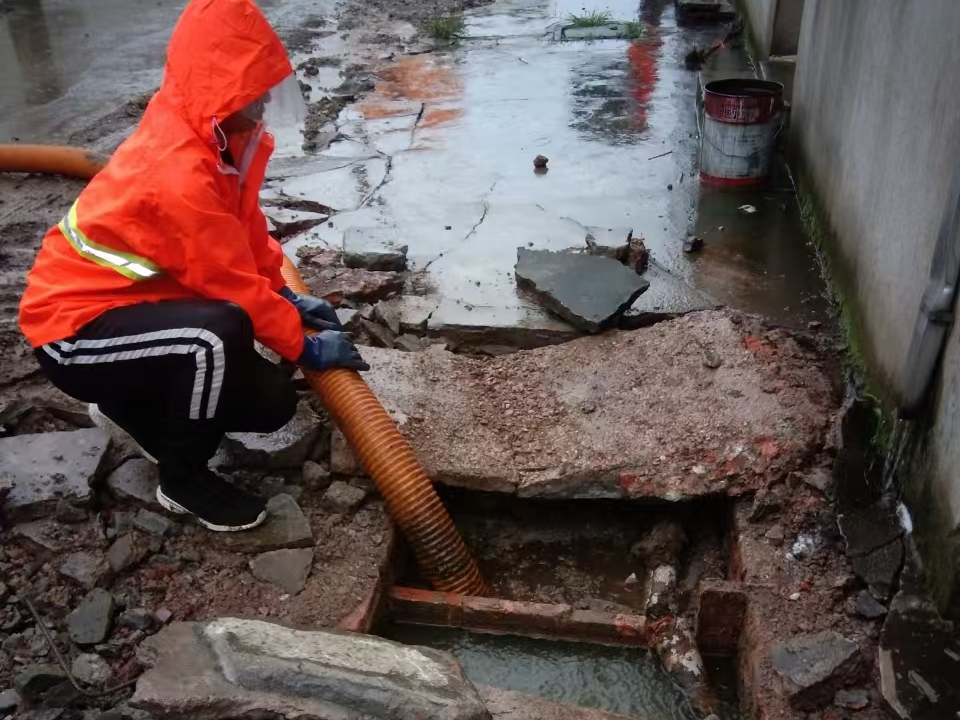 沔城回族镇专业清理污水池 炜誉市政以规范流程守护城市 “肠道”